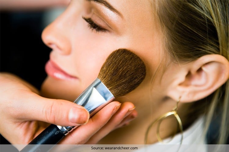 How to Apply Bronzer How to apply bronzer on a round face? How to apply bronzer for a natural look? How to apply bronzer like a pro? How to apply bronzer with a fan brush? How to apply bronzer with a kabuki brush? How to apply bronzer without a brush? How to apply baked bronzer?