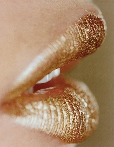 How to apply gold lipstick