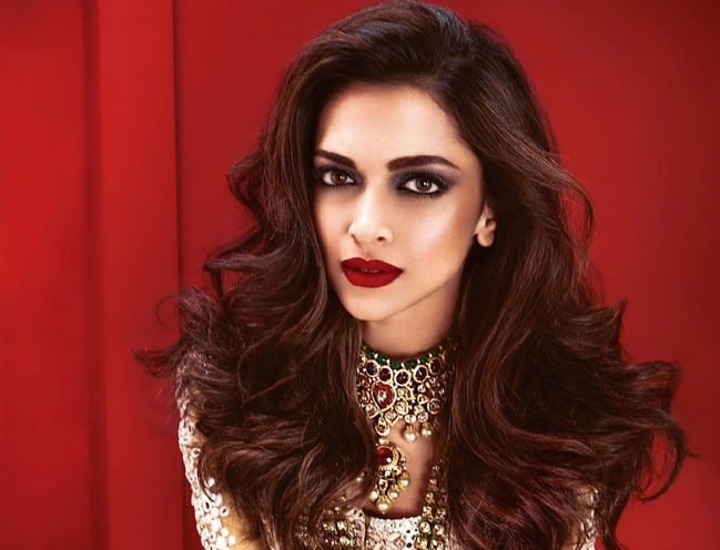 Bollywood Schauspielerinnen, die Smokey Eye Makeup Look genagelt  