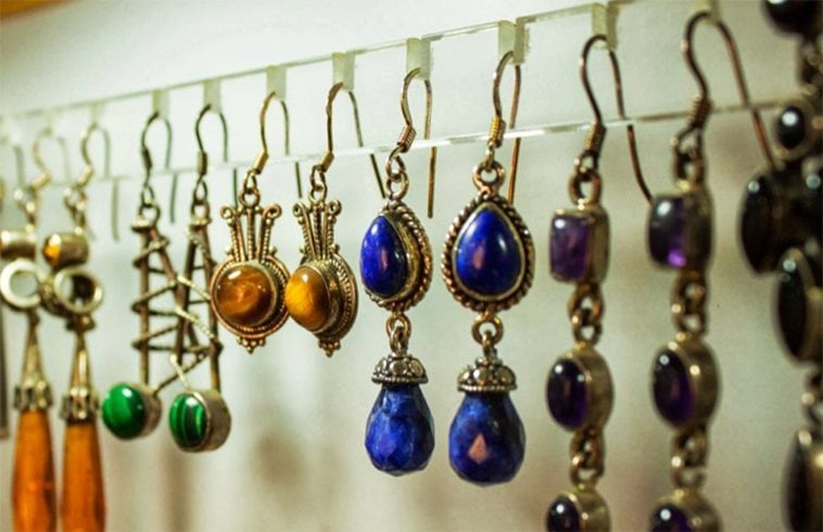 5 Antiquitätengeschäfte in Delhi, die die besten Silberschmuck Stile haben  