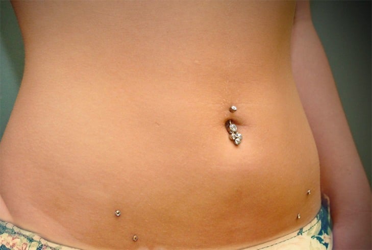 Curved barbell belly pierce