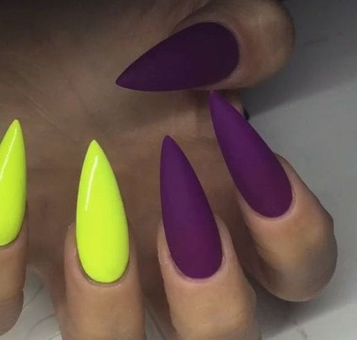 Contrasting nail colours