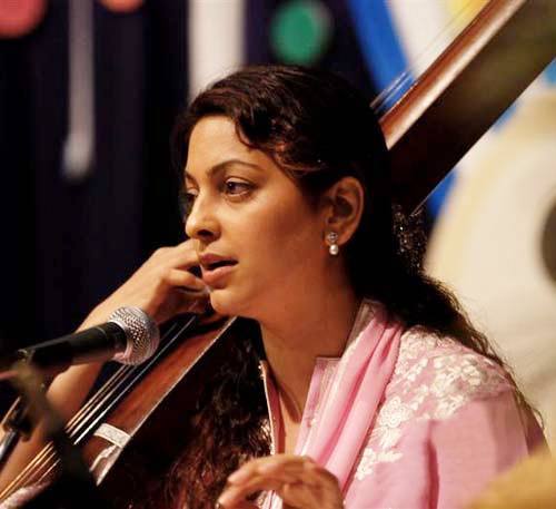 Juhi Chawla Singing