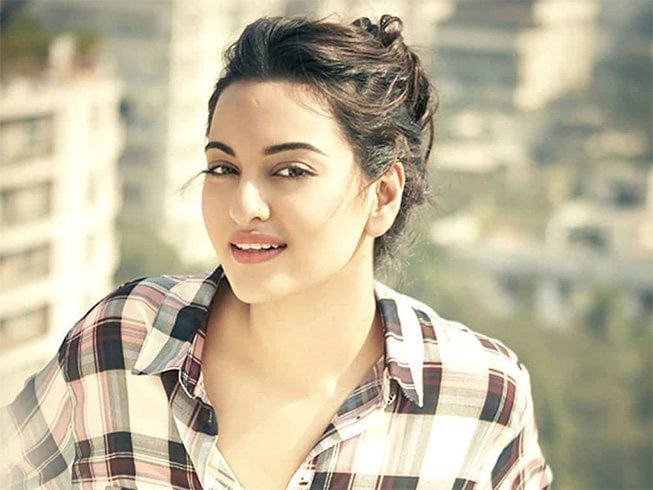 Sonakshi Sinha Haircut And Hairstyles - Because The Girl Knows How To Play  With Her Striking Looks