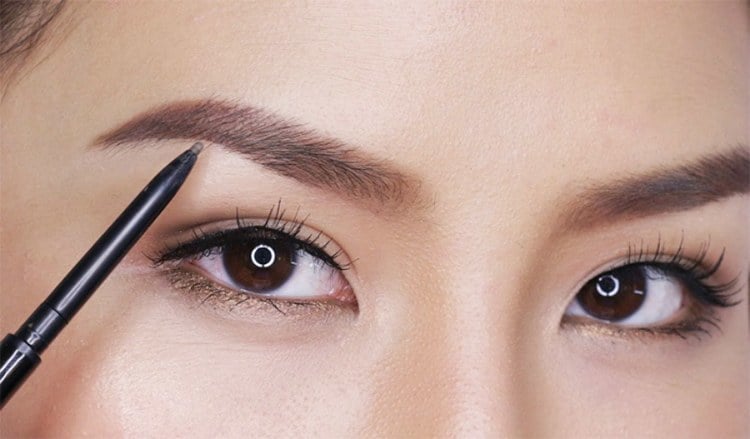 bold eyebrows fashion