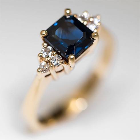 Plain sapphire with daimond ring