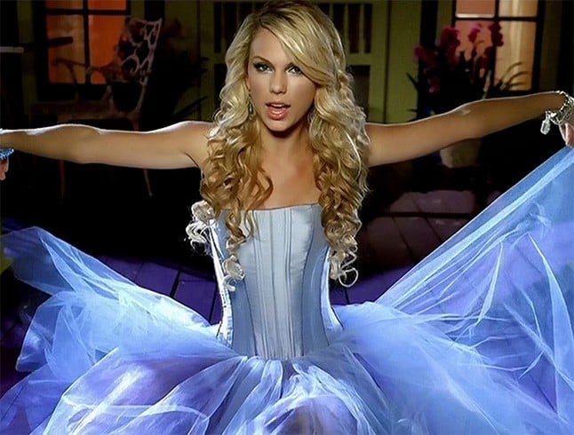 Taylor Swift Stil In Weiß Und Blau  