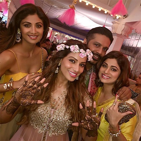 Shilpa Shetty and Shamita Shetty at Bipasha Mehendi