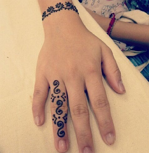 Minimalist Mehndi Pattern