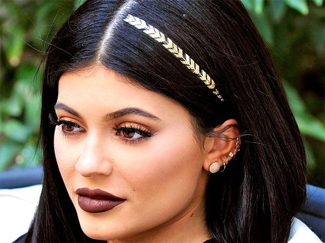Kylie Jenner Gold Tattoo on Hair