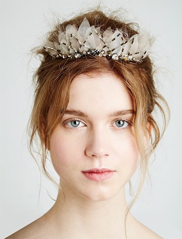 Gorgeous Bridal Hair Accessories You Can Wear As A Bride To An All-White  Wedding