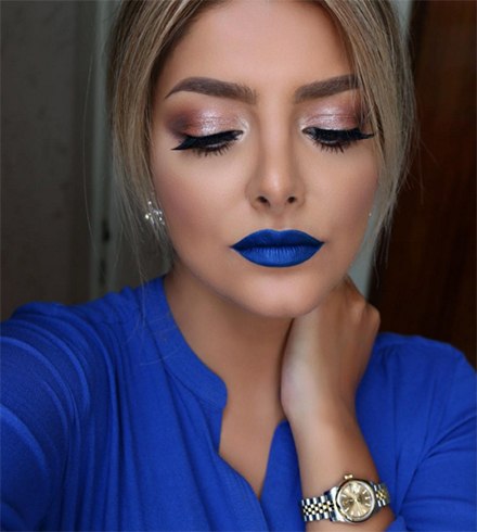 Wie trägt man blauen Lippenstift und Nagel den Look der Saison  