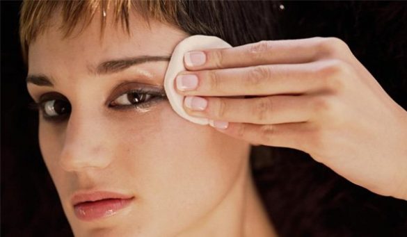 How To Clean Mascara