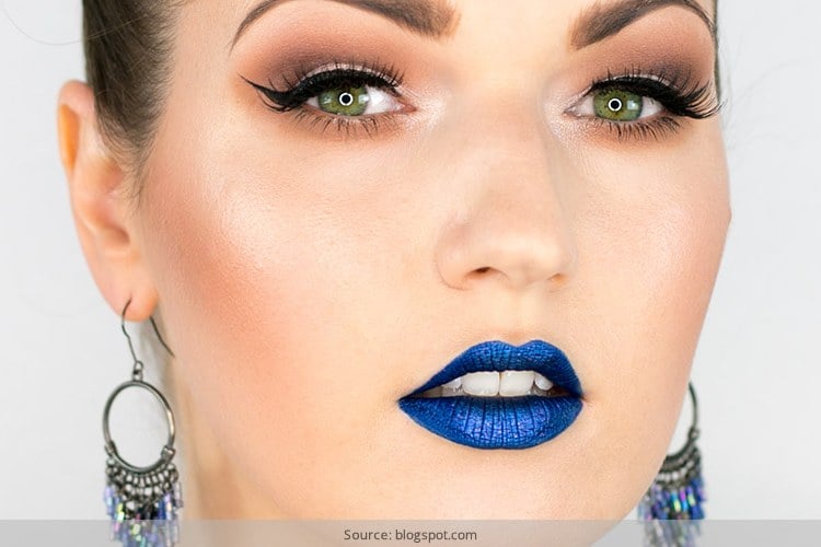 Wie trägt man blauen Lippenstift und Nagel den Look der Saison  