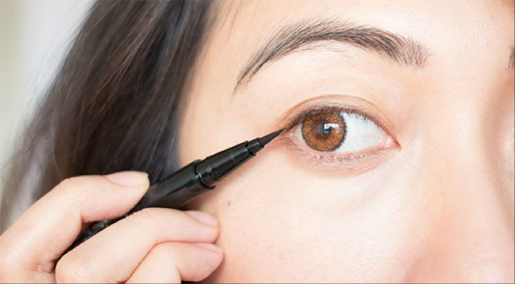 Wie man den Welpen-Eyeliner-Trend rockt  