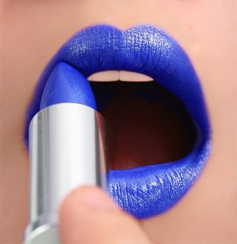 Wie trägt man blauen Lippenstift und Nagel den Look der Saison  