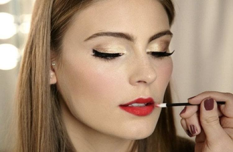 Use Lipstick Brush To Paint On Your Red Lipstick