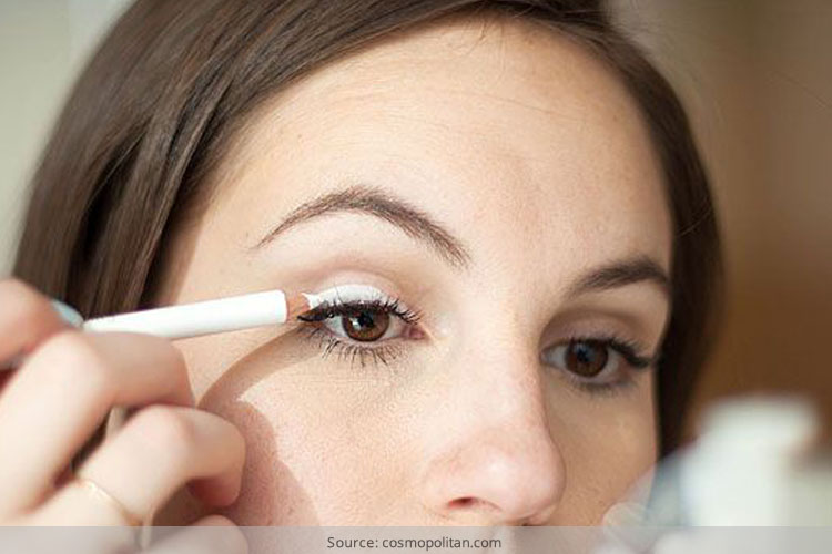 White eye liner applying