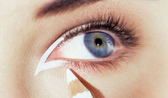 apply eye liner