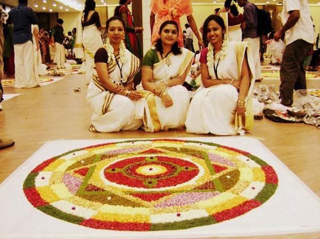 Onam Pookalam Дизайн с девушками