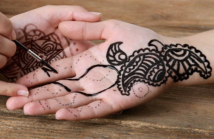 15+ Mehandi Designs für die Beine: Die perfekte Liste für eine Braut zu sein!  