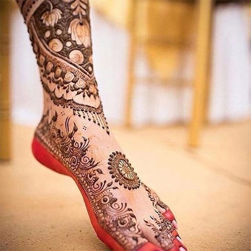 15+ Mehandi Designs für die Beine: Die perfekte Liste für eine Braut zu sein!  