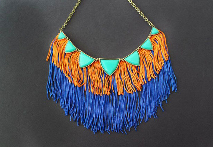 Fringe and plastic touches for the neck to wear at an event