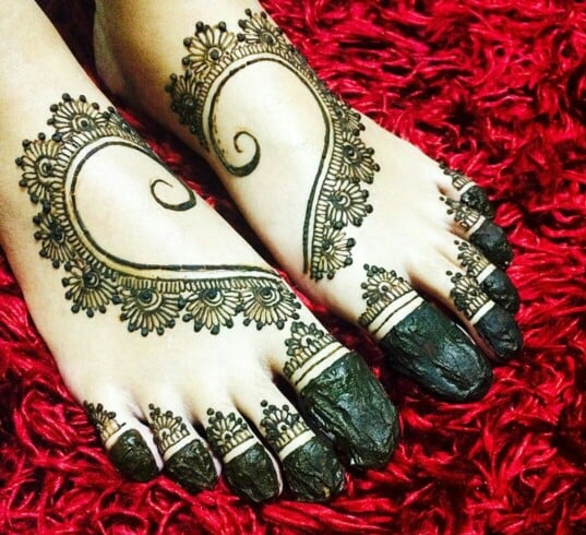 Heart Mehndi Designs For Legs