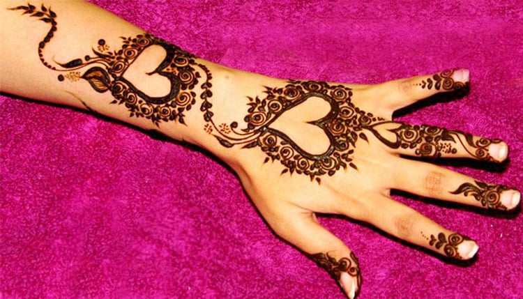 Heart Mehndi For Beautiful Hand