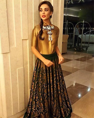 20 Outfit Ideas To Wear An Ethnic Skirt The Celebrity Way