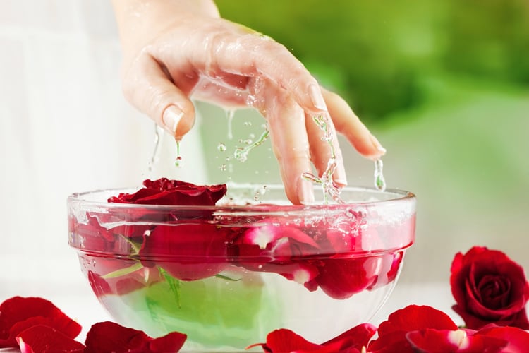  Benefits of Rose Water