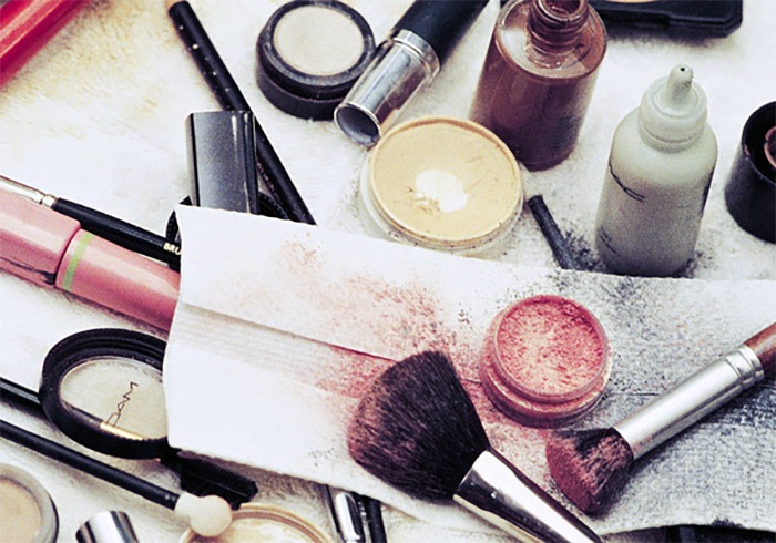 Dangers Of Dirty Makeup Brushes