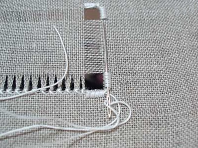 Выдернуть нитки. Игла для вышивания мережки. Выдергивание нитей для мережки. Вытягивание нитей из ткани. Вытягивание нити для мережки.