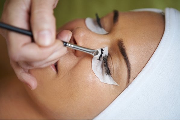 What is an eyelash tint