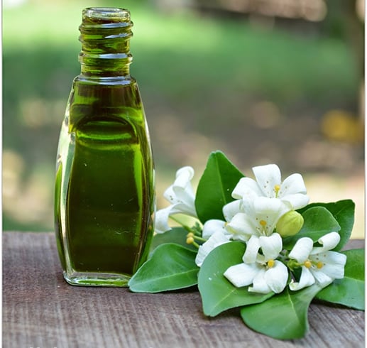 54 natürliche Wege, graue Haare loszuwerden (Öle, Ayurveda und Homöopathie)  