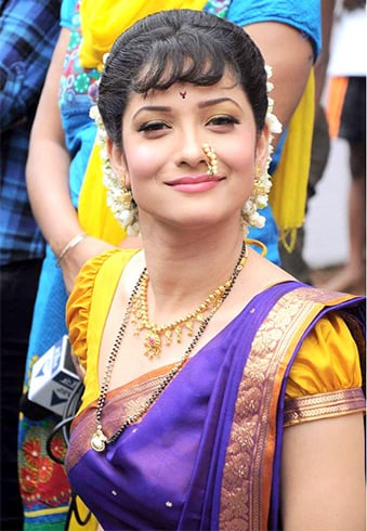 The Kapil Sharma Show's Sugandha Mishra Looks Like A Stunning Maharashtrian  Bride In A Red And Purple Nauvari Saree