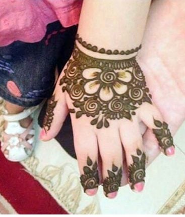 Mehndi برای دست ناز کوچک