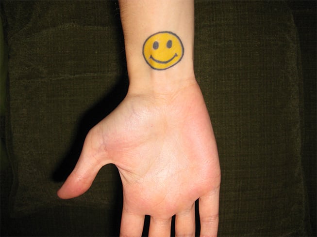 Bügelbild toter Smiley in 49 Farben  Etsyde  Stick poke tattoo Smiley  Bügelbilder