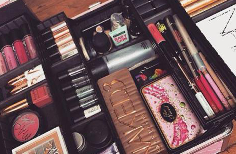 Make-up kit