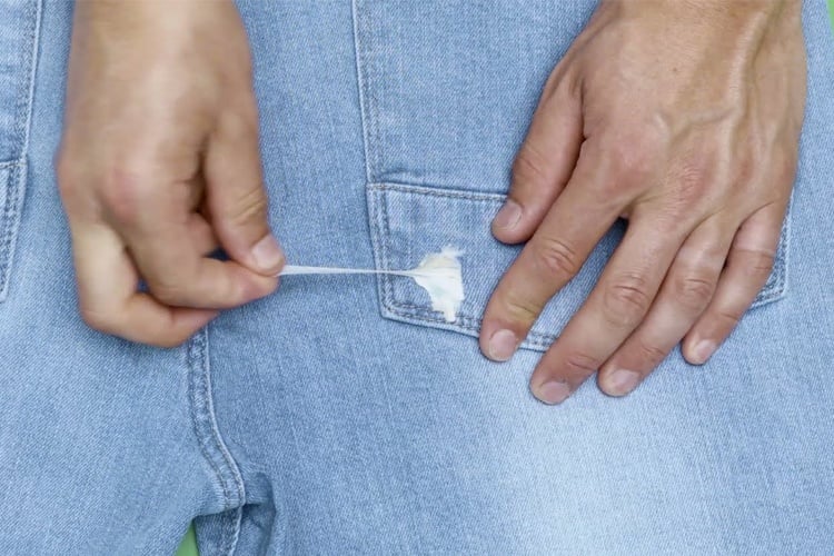 Wie man Kaugummi von der Kleidung entfernt 