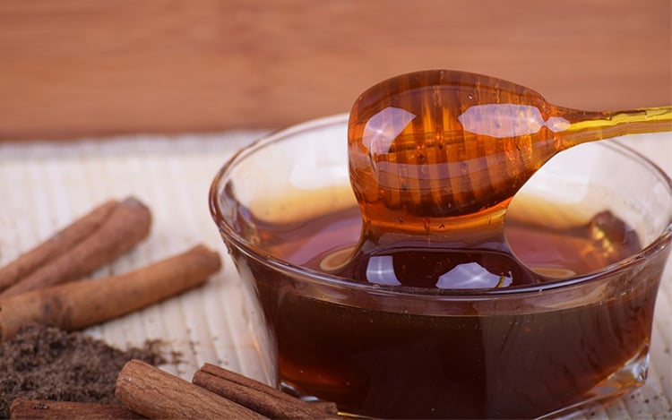 Top 11 Nutzen für die Gesundheit von Zimt und Honig 