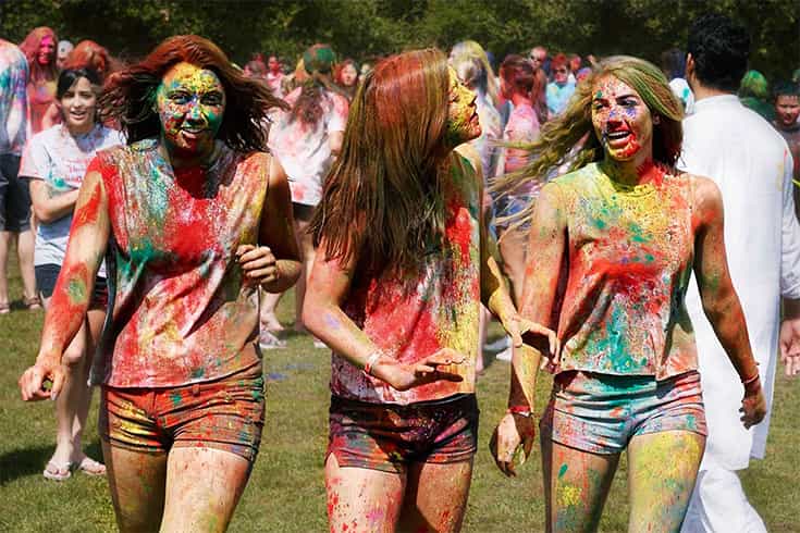 What to wear on Holi