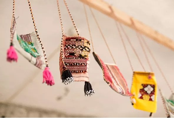 Make the old dupatta into a clutch