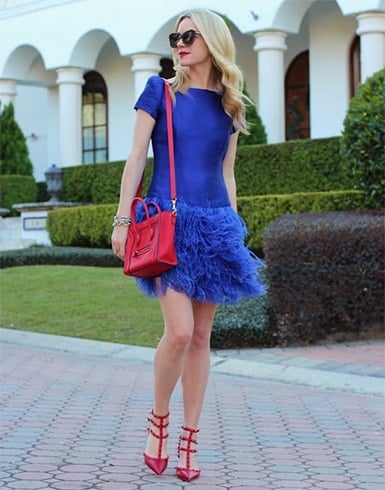 Vestido azul real con zapatos rojos