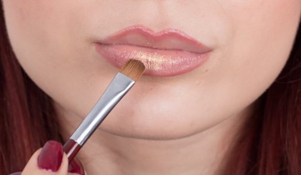 How To Apply Lip Poweder