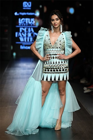 Shibani Dandekar Lotus Makeup India Fashion Week Spring Summer 2020